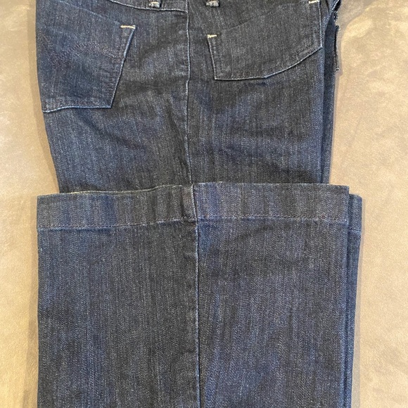 Dark Washed Denim flare bottom Levi’s 🌸 - Picture 5 of 8